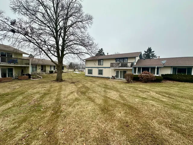 $179,000 | 925 Wiltshire Drive, Unit D, McHenry, IL 60050