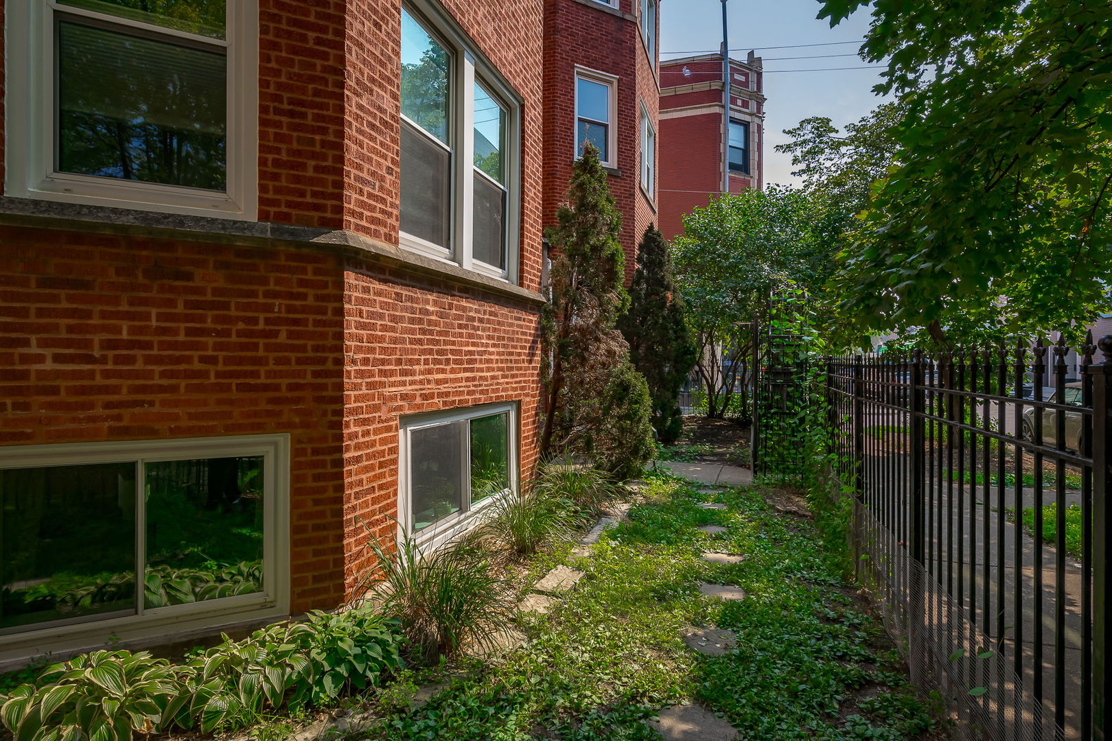 2749 North Spaulding Avenue, Unit GN Chicago, IL 60647 - Photo 26 of 40 a backyard of a house with plants and large tree