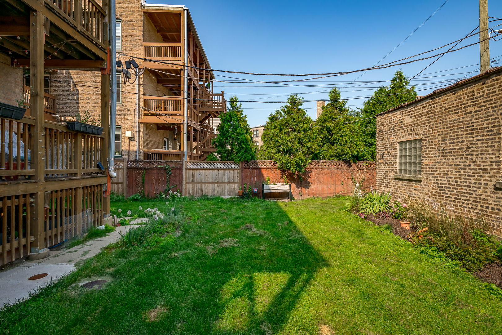 2749 North Spaulding Avenue, Unit GN Chicago, IL 60647 - Photo 29 of 40 a backyard of a house with lots of green space