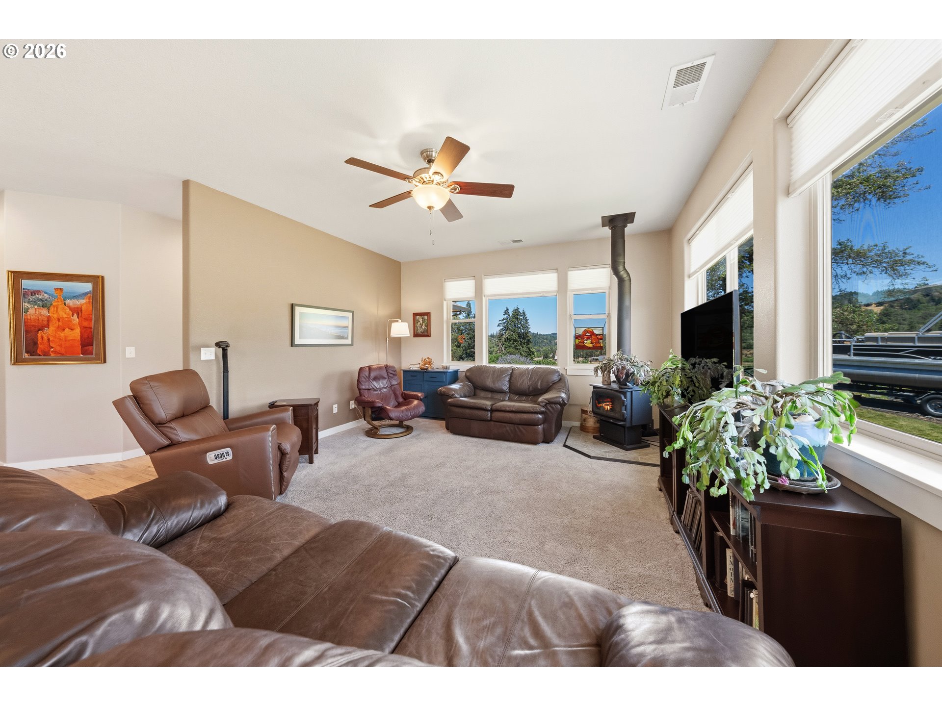 3721 Colonial Road Roseburg, OR 97471 - Photo 9 of 48 Living Room