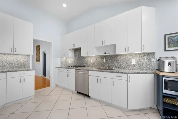 $1,499,000 | 20 Brampton Lane, Great Neck, NY 11023