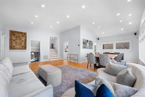 $1,499,000 | 20 Brampton Lane, Great Neck, NY 11023