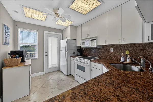 $3,300 | 3180 Northeast 48th Court, Unit 412, Lighthouse Point, FL 33064