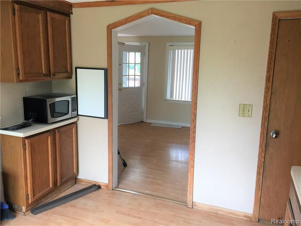 6422 Pontiac Lake Road Waterford, MI 48327 - Photo 11 of 37