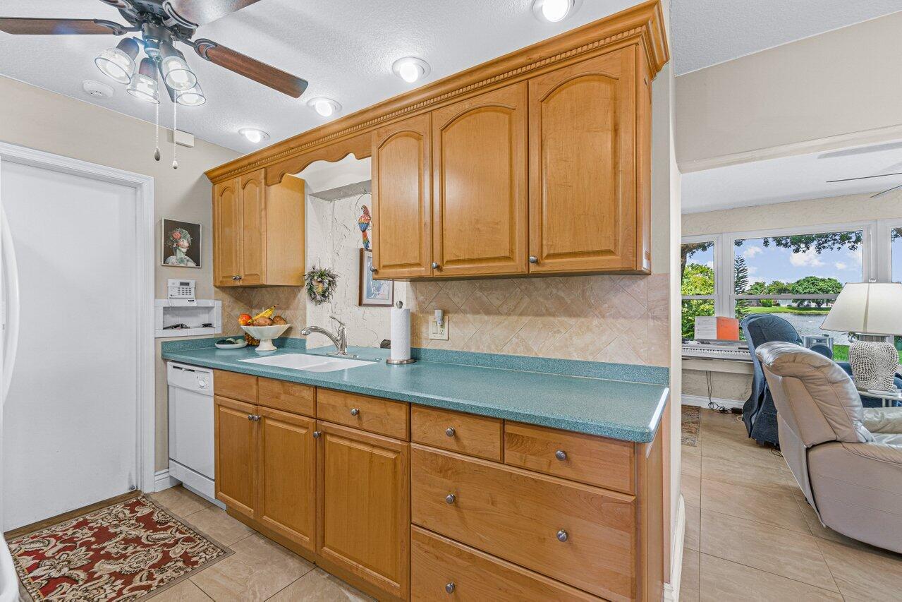 6347 Timberlakes Way Delray Beach, FL 33484 - Photo 15 of 49 Kitchen