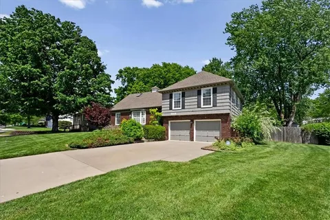 $340,000 | 9249 Switzer Street, Overland Park, KS 66212