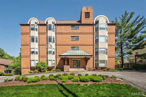 $320,000 | 415 West Jefferson Avenue, Unit 301, Kirkwood, MO 63122
