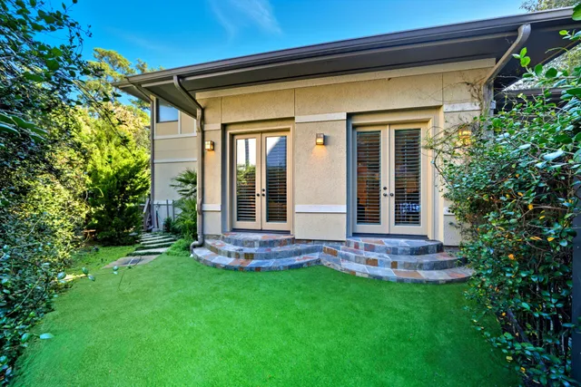 a view front of house with a yard