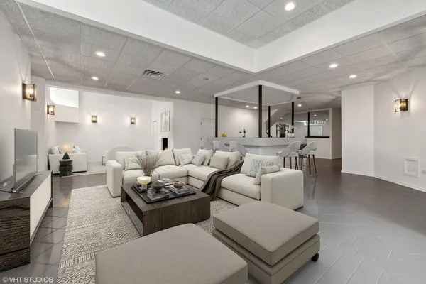 $1,995,000 | 383 West County Line Road, Barrington Hills, IL 60010