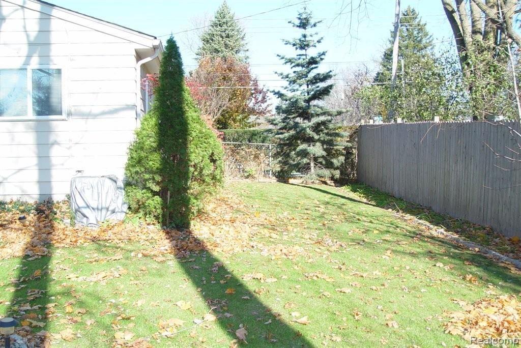 32401 West 9 Mile Road Farmington, MI 48336 - Photo 16 of 19 Other Side Yard