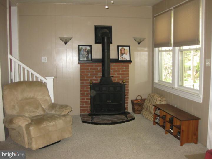 135 Barrett Road Willow Grove, PA 19090 - Photo 3 of 19 Living Room