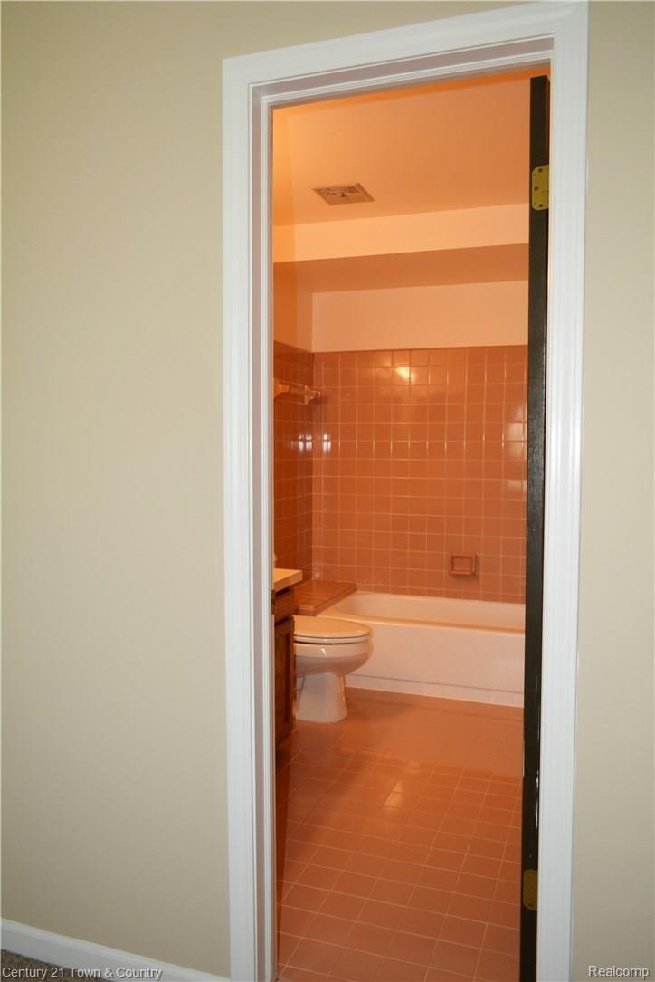 1521 Colony Drive Rochester, MI 48307 - Photo 28 of 37 En suite bathroom