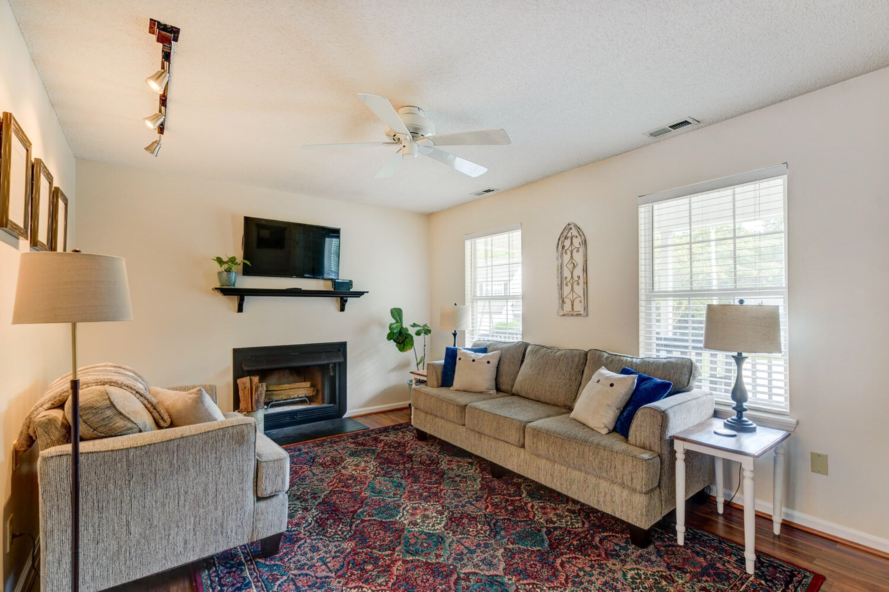 1224 Stoneferry Lane Raleigh, NC 27606 - Photo 3 of 26 Living Room