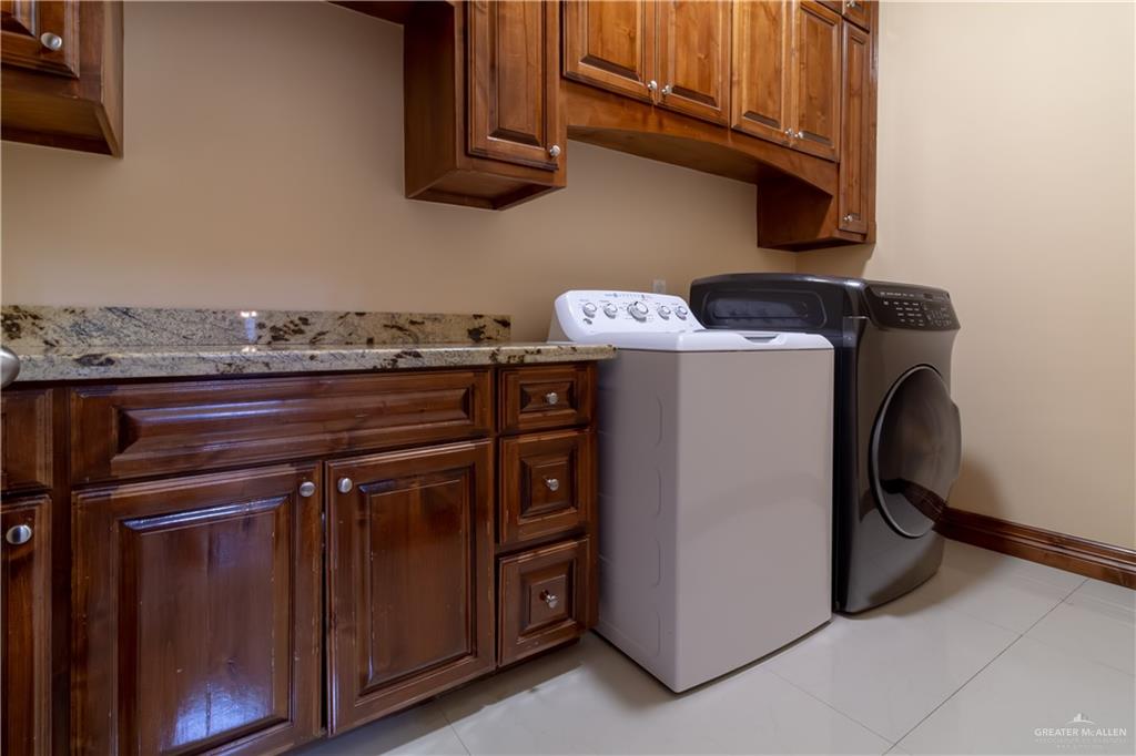 2204 East Trenton Road Edinburg, TX 78542 - Photo 19 of 37 a utility room with dryer and washer