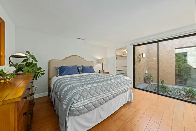 a en suite bathroom with a double vanity sink and mirror