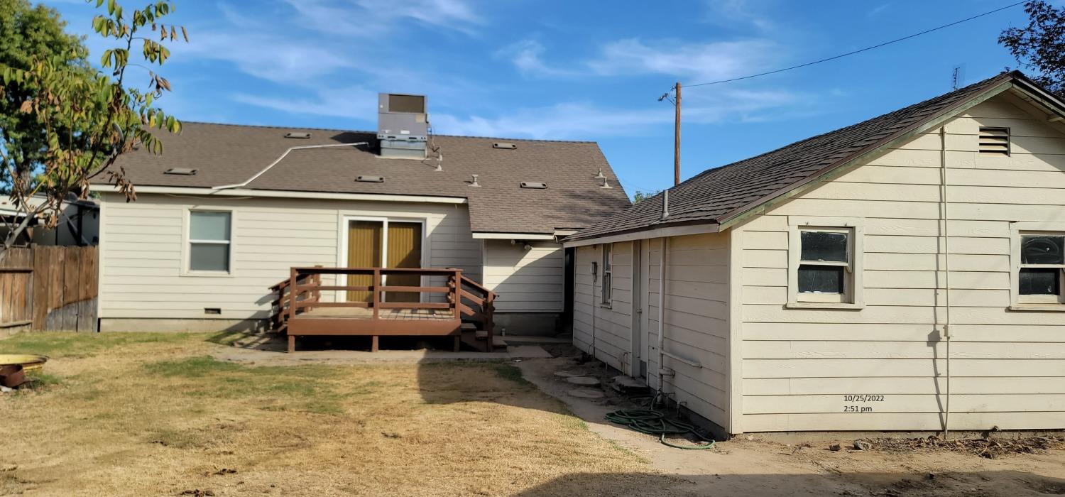 987 South Rupert Avenue Reedley, CA 93654 - Photo 17 of 20 a house view with a outdoor space