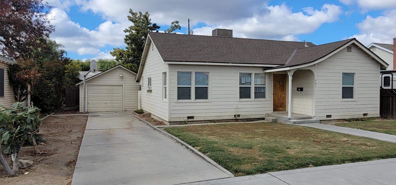 987 South Rupert Avenue Reedley, CA 93654 - Photo 3 of 20 a house view with a outdoor space
