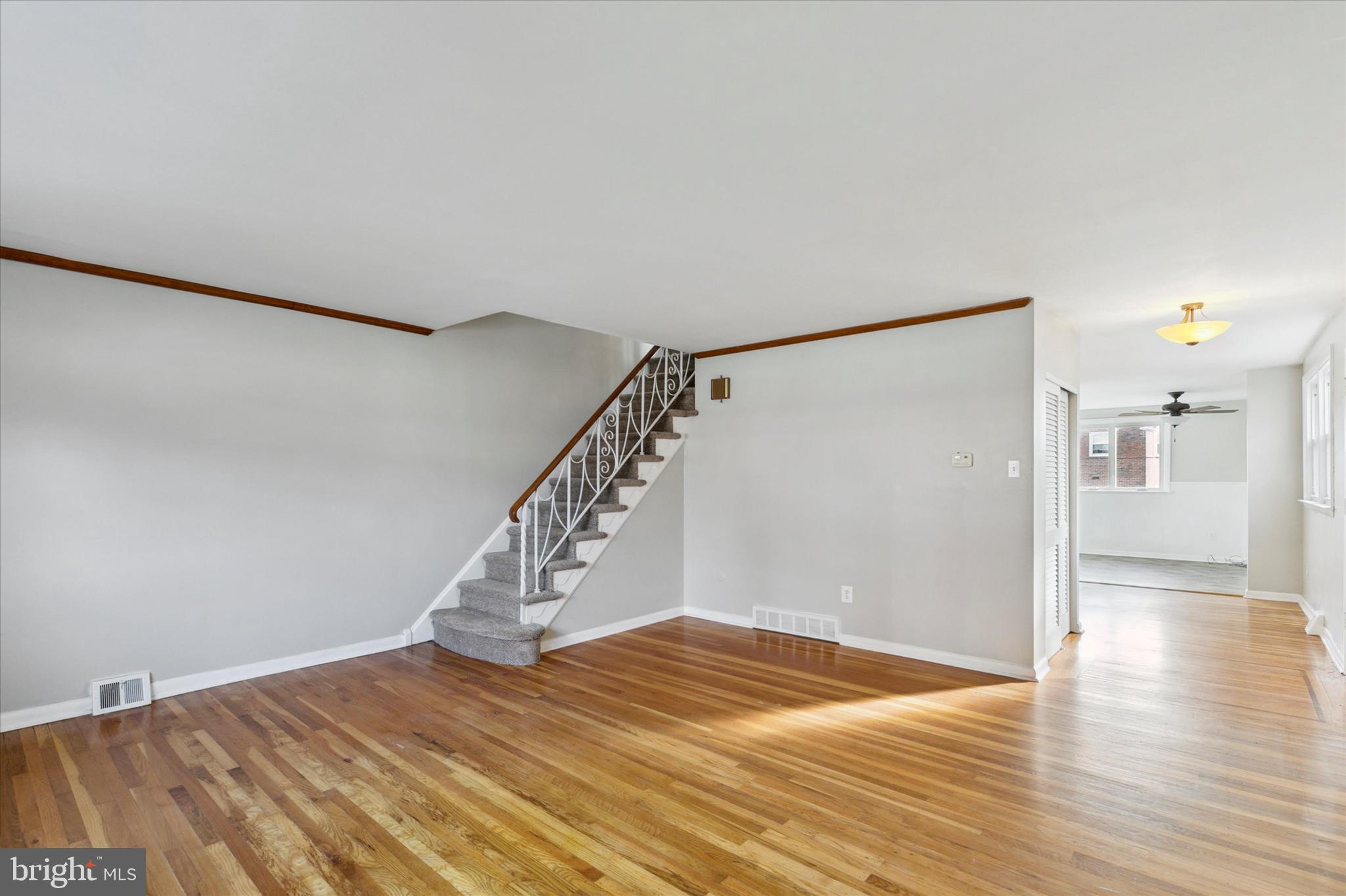 7361 Hill Road Philadelphia, PA 19128 - Photo 12 of 28 Main Level - Living Room