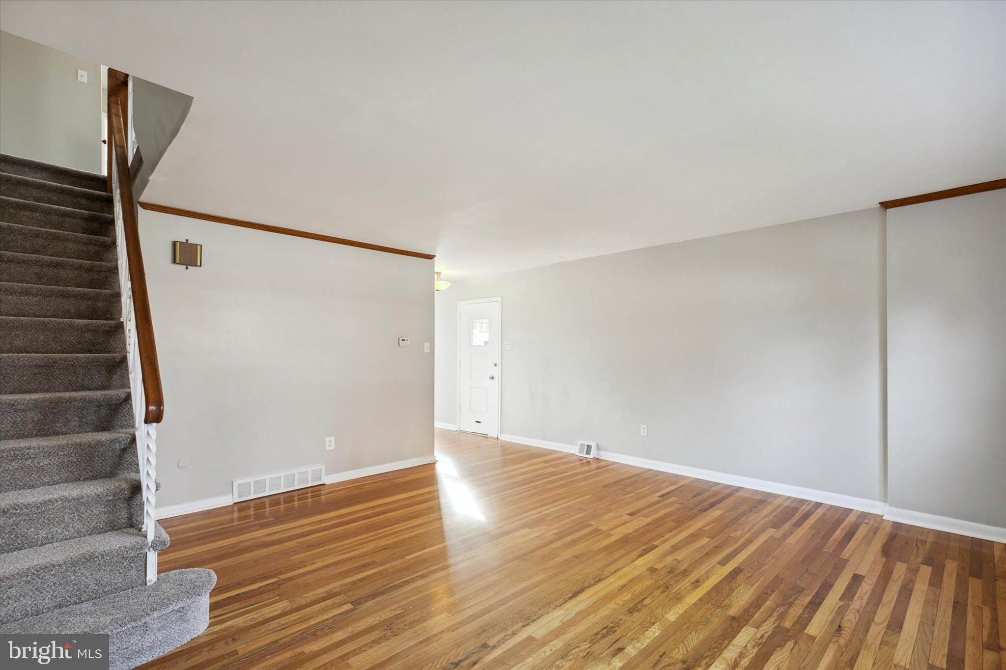 7361 Hill Road Philadelphia, PA 19128 - Photo 13 of 28 Main Level - Living Room