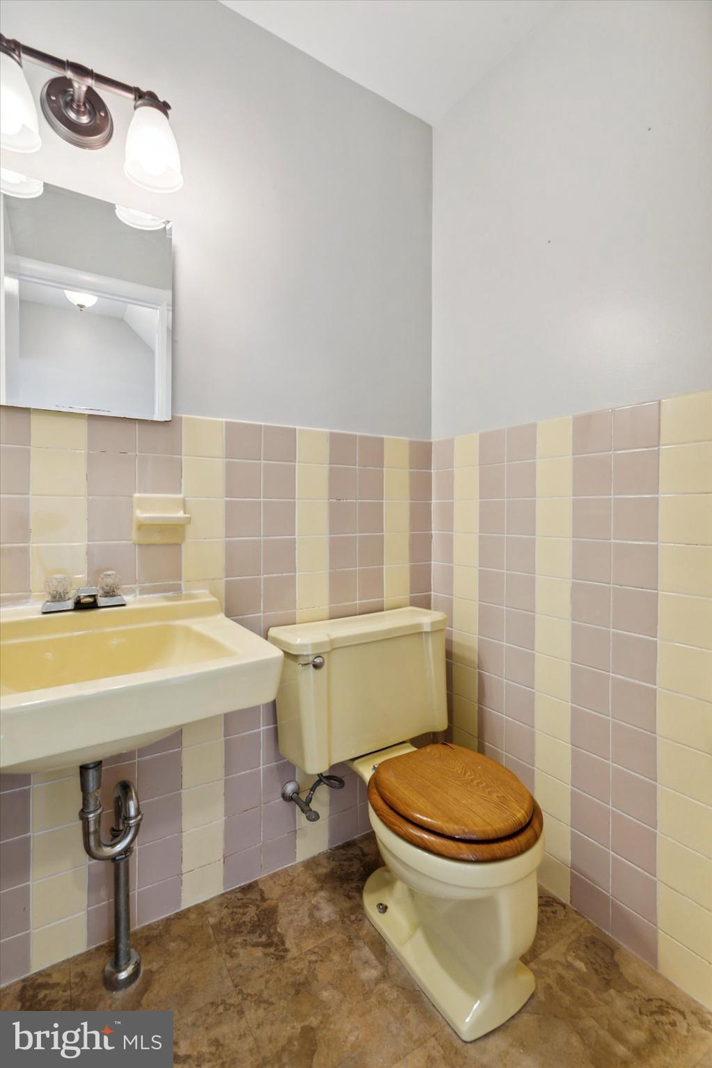 7361 Hill Road Philadelphia, PA 19128 - Photo 14 of 28 Main Level - Half Bath