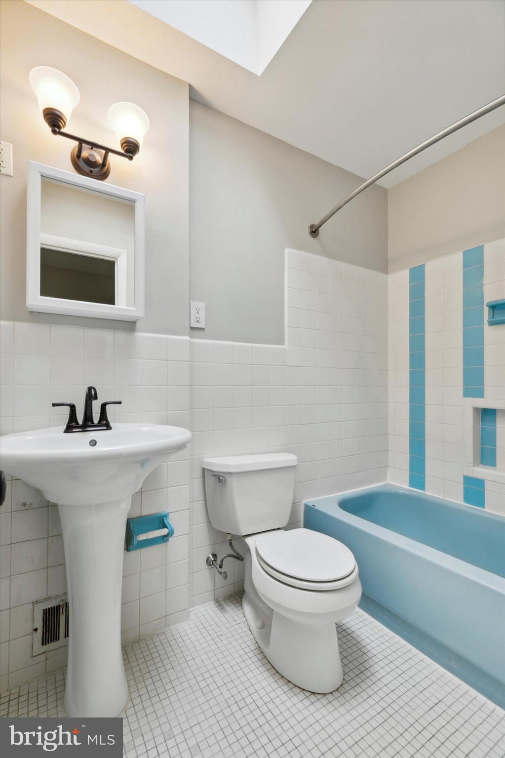 7361 Hill Road Philadelphia, PA 19128 - Photo 21 of 28 Upper Level - Full Bath