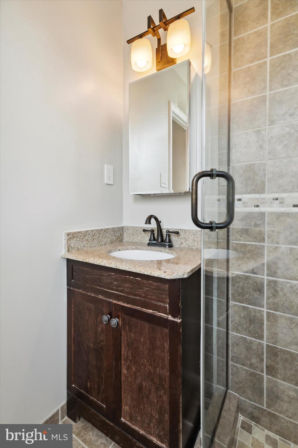 7361 Hill Road Philadelphia, PA 19128 - Photo 27 of 28 Upper Level - Master Bath
