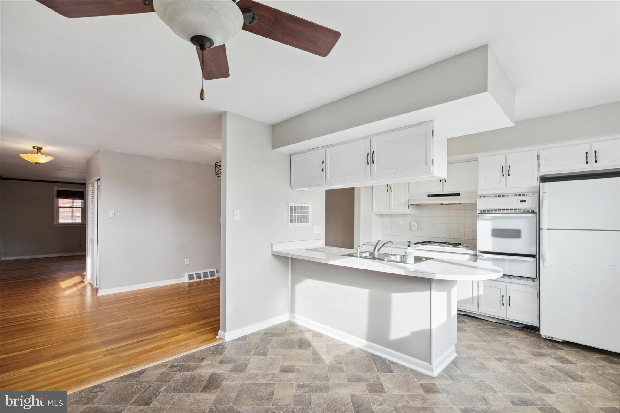 7361 Hill Road Philadelphia, PA 19128 - Photo 6 of 28 Main Level - Kitchen