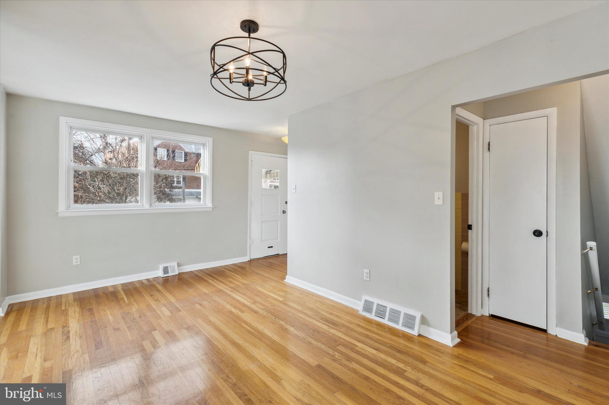 7361 Hill Road Philadelphia, PA 19128 - Photo 8 of 28 Main Level - Dining Room