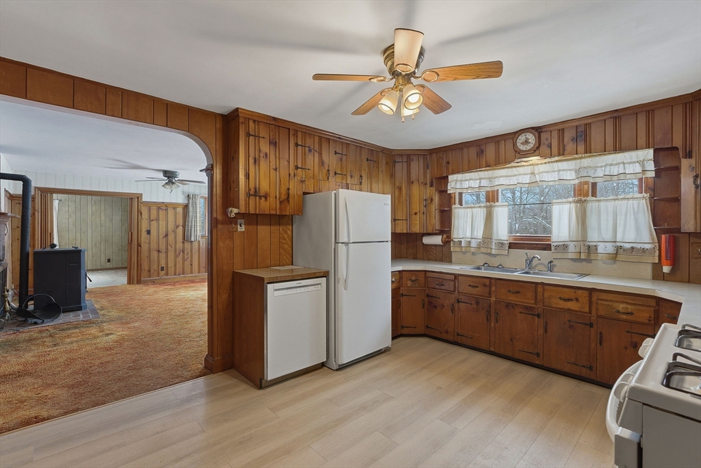 59 Oriole Street Gardner, MA 01440 - Photo 11 of 36