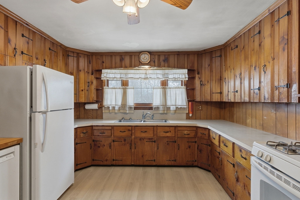 59 Oriole Street Gardner, MA 01440 - Photo 9 of 36