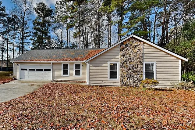 a view of a house with a yard