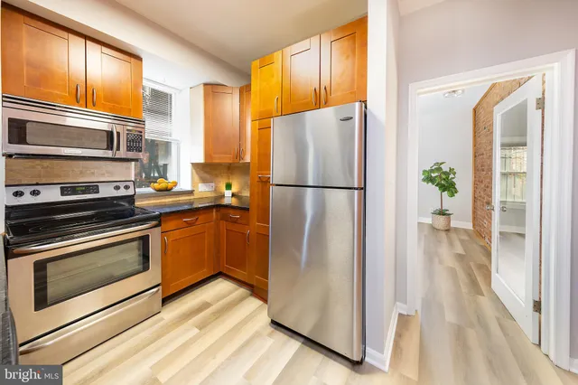 a view of empty room with window