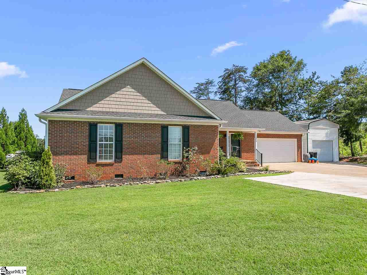 1053 Gibbs Road Wellford, SC 29385 - Photo 3 of 31