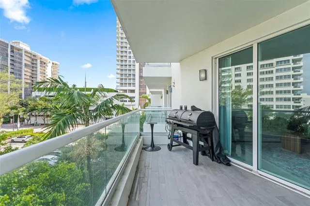 $2,500 | 6362 Collins Avenue, Unit 405, Miami Beach, FL 33141