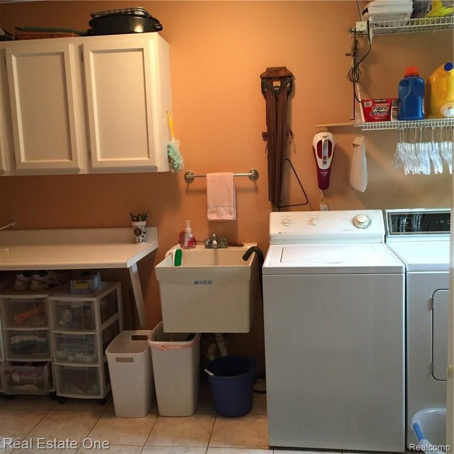 9975 Ellis Road Clarkston, MI 48348 - Photo 26 of 38 AWESOME FIRST FLOOR LAUNDRY