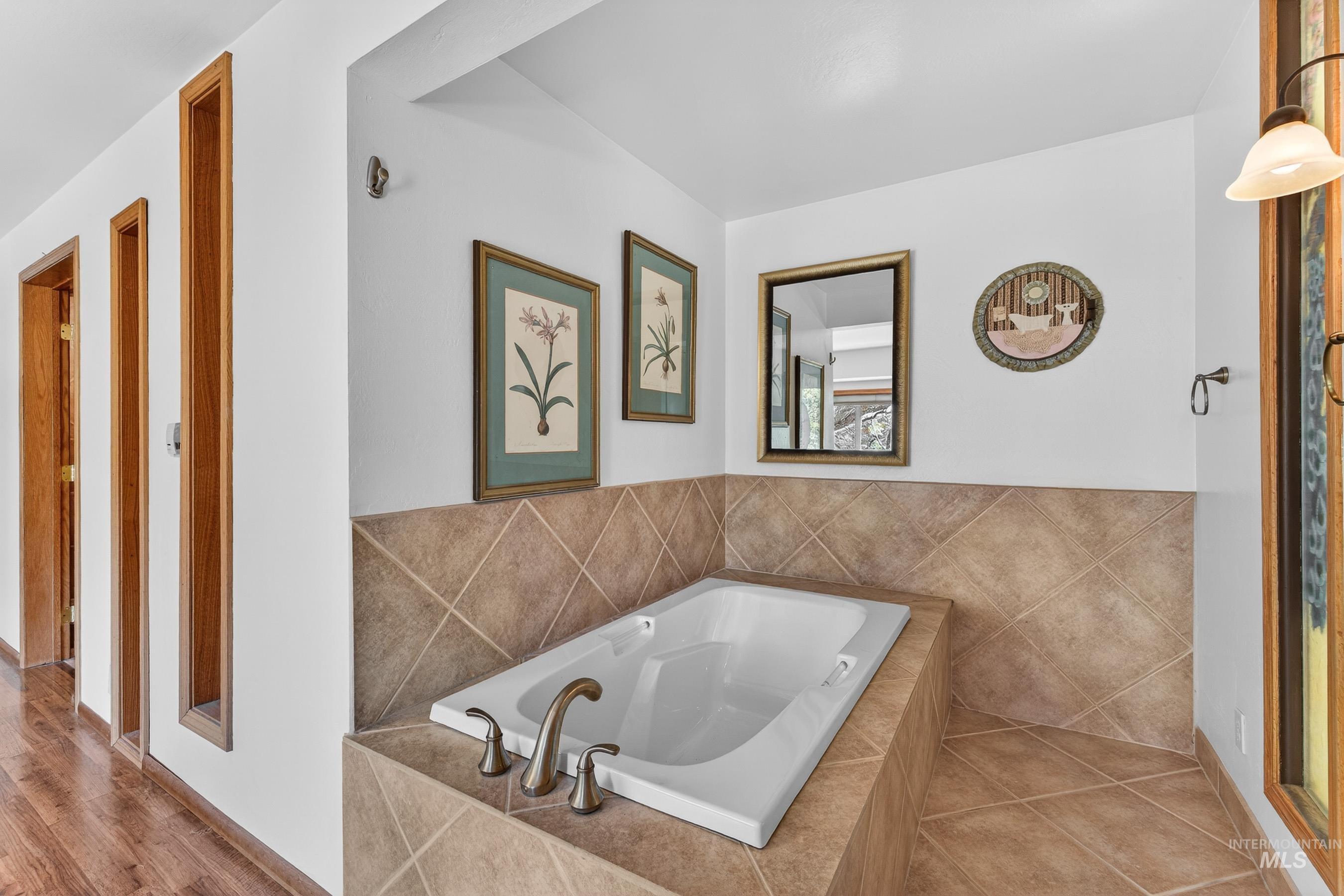 1352 South Main Street Riggins, ID 83549 - Photo 19 of 50 Full bathroom with a garden tub