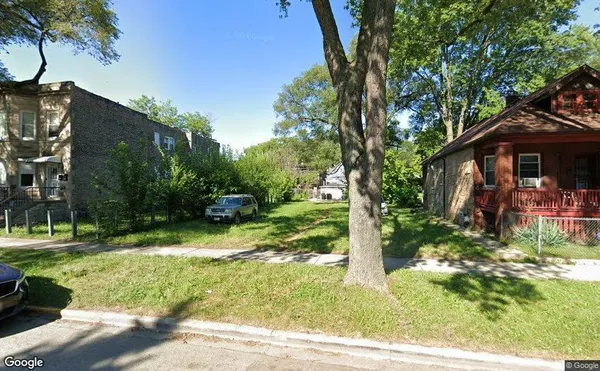 a view of a yard in front of house