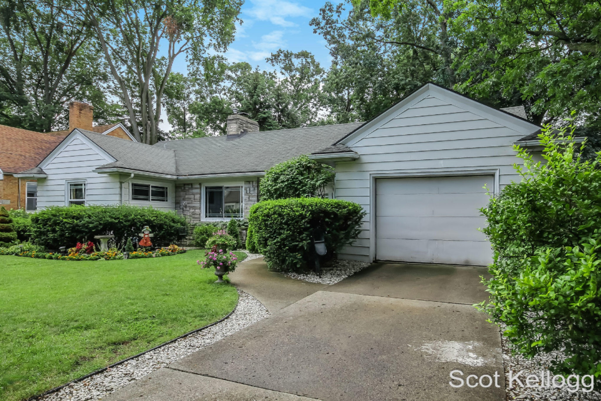 138 Manchester Road Southwest Grand Rapids, MI 49548 - Photo 3 of 37 IMG_3153_blended