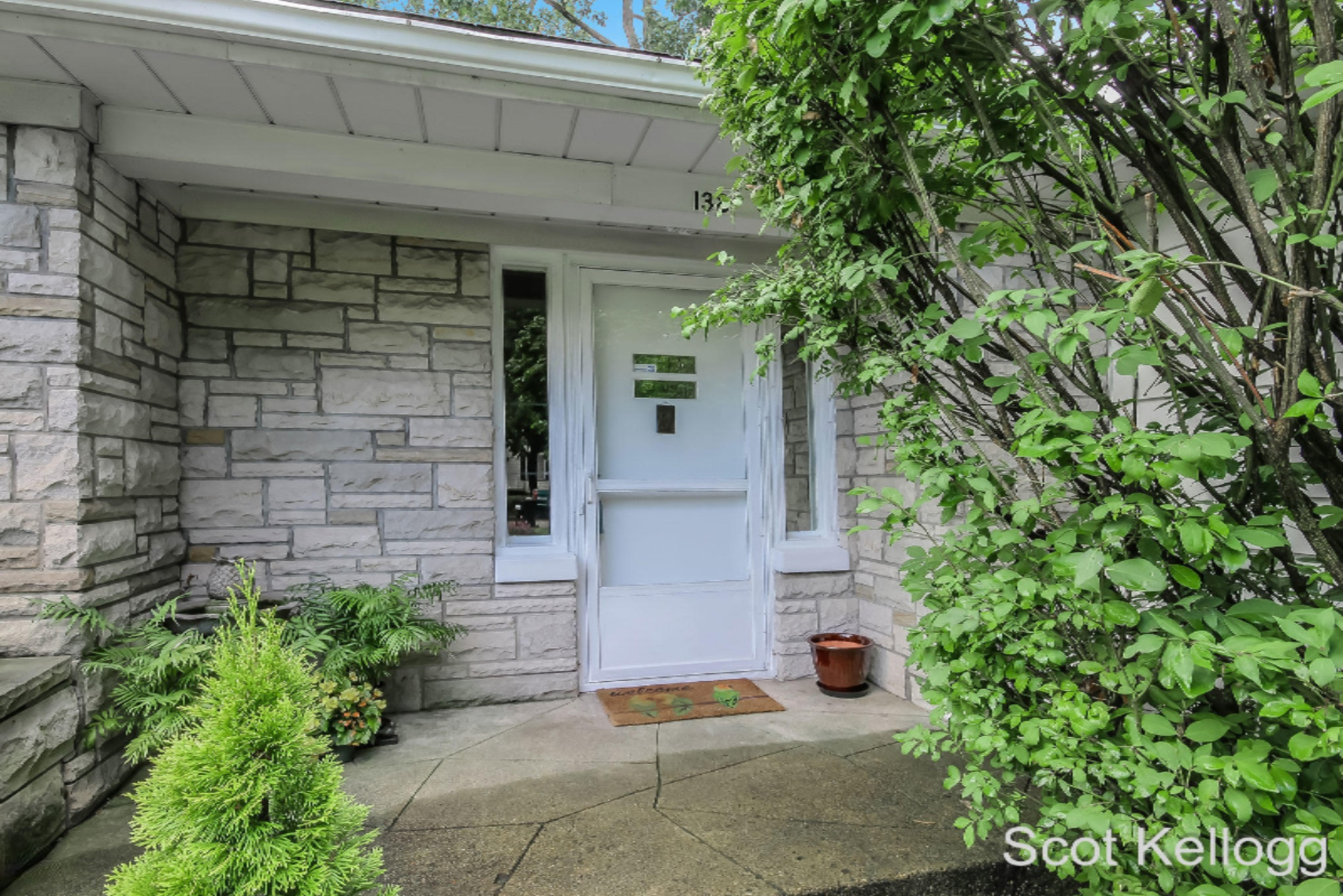 138 Manchester Road Southwest Grand Rapids, MI 49548 - Photo 5 of 37 IMG_3147_blended