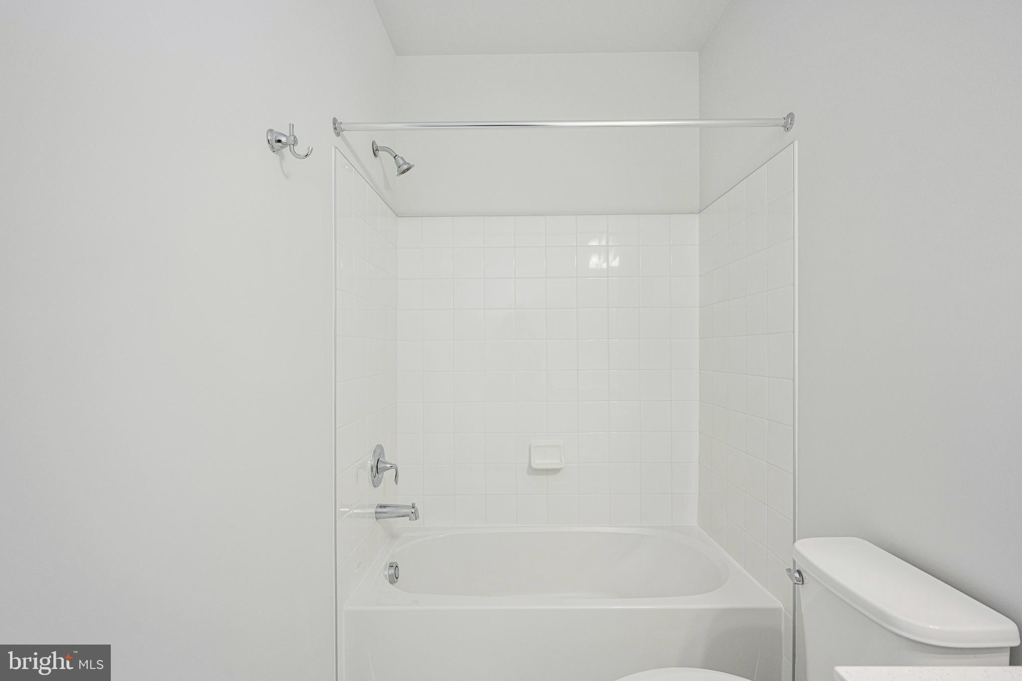2540 Neabsco Common Place Woodbridge, VA 22191 - Photo 22 of 33 a bathroom with a bathtub
