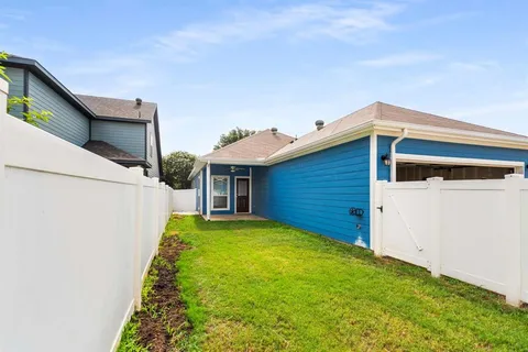a view of a house with a backyard