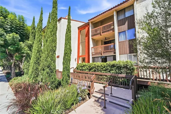 $4,000 | 4835 East Anaheim Street, Unit 309, Long Beach, CA 90804