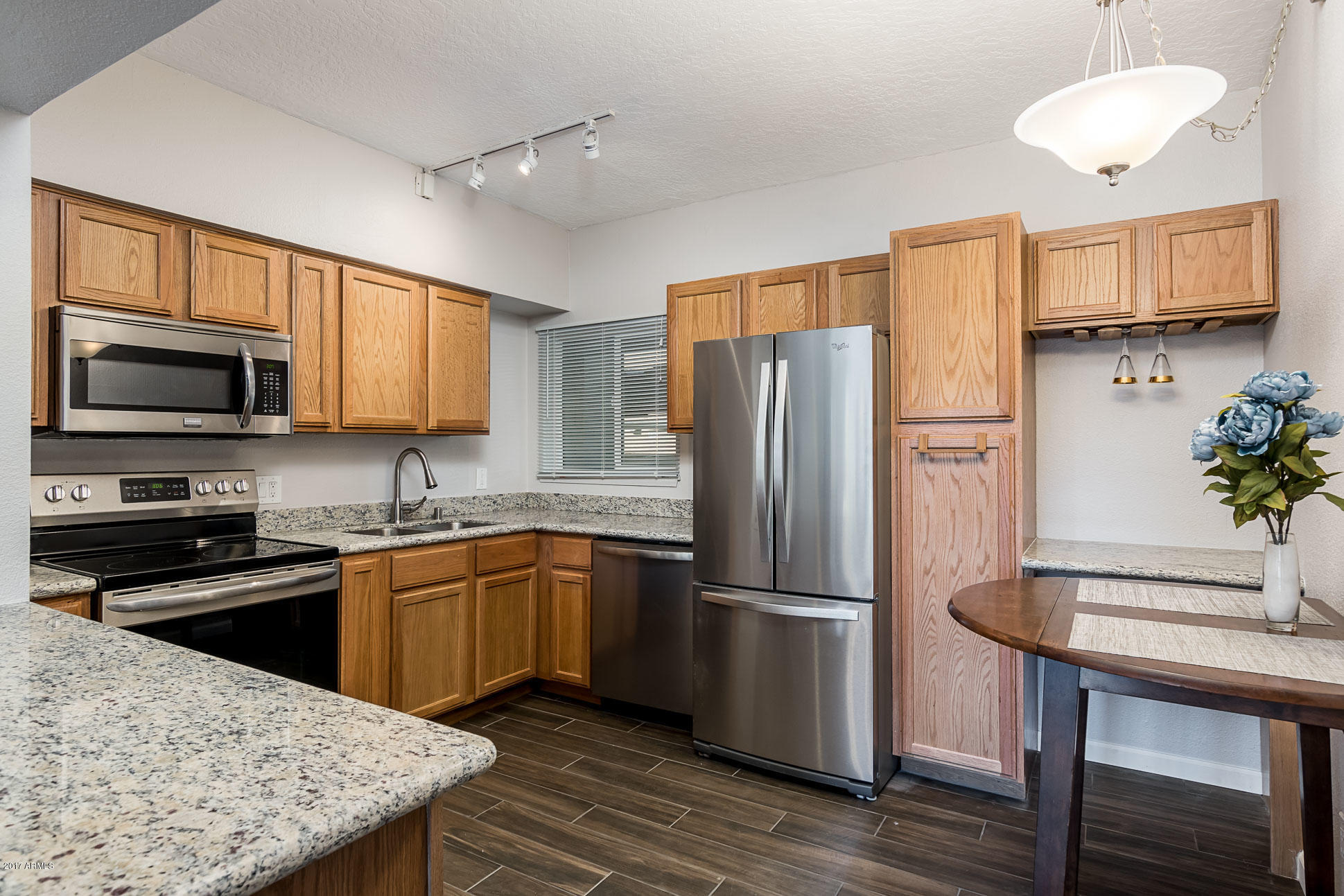351 East Thomas Road, Unit D103 Phoenix, AZ 85012 - Photo 6 of 25 351 E Thomas Rd D103 - MLS-11