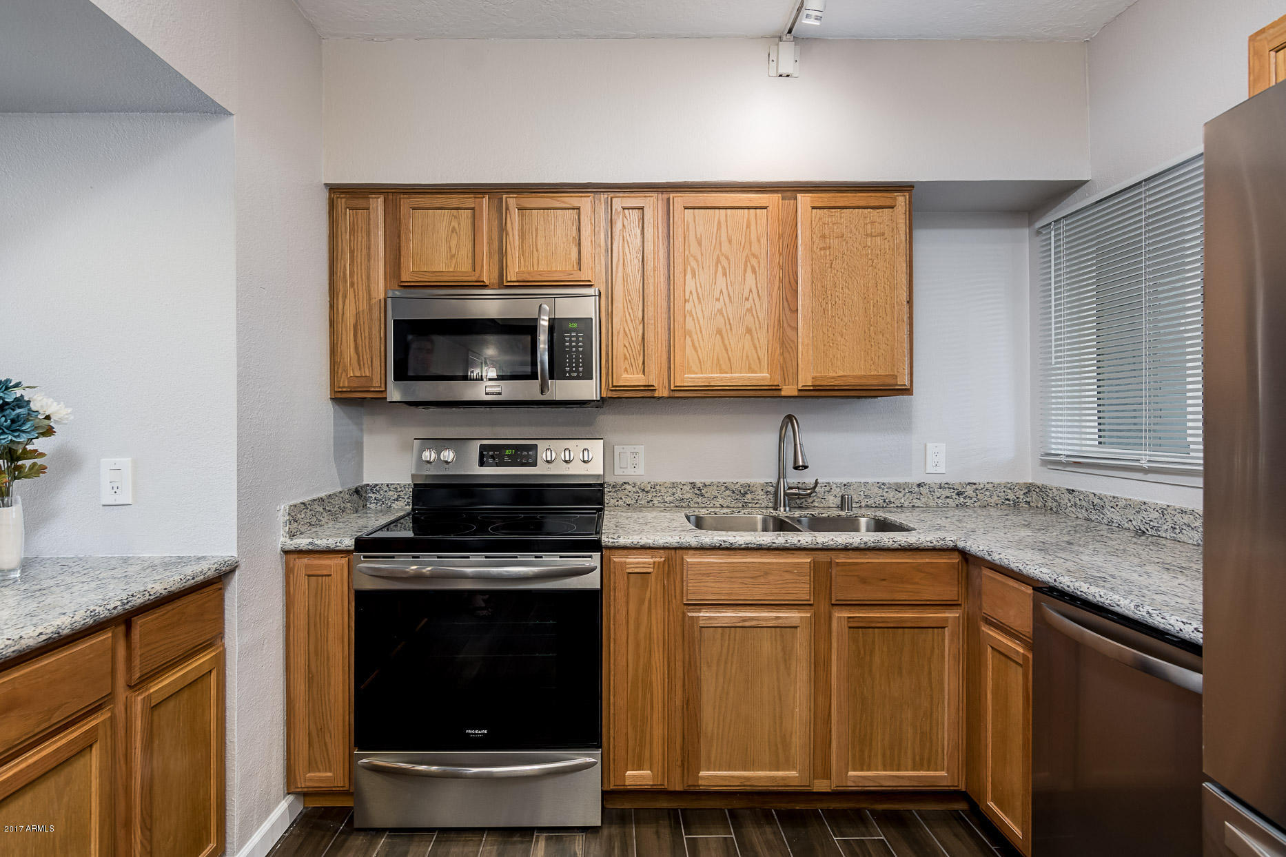 351 East Thomas Road, Unit D103 Phoenix, AZ 85012 - Photo 7 of 25 351 E Thomas Rd D103 - MLS-12