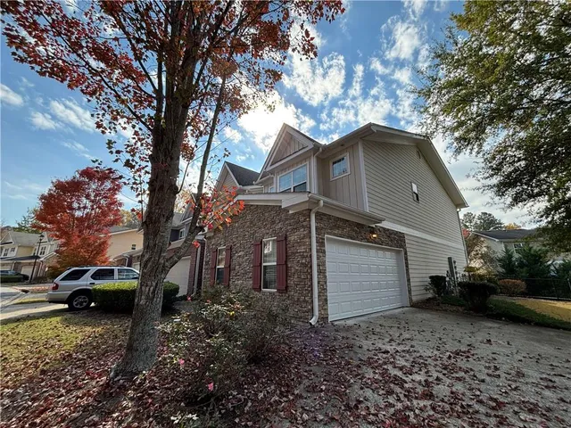 a view of a house with a yard
