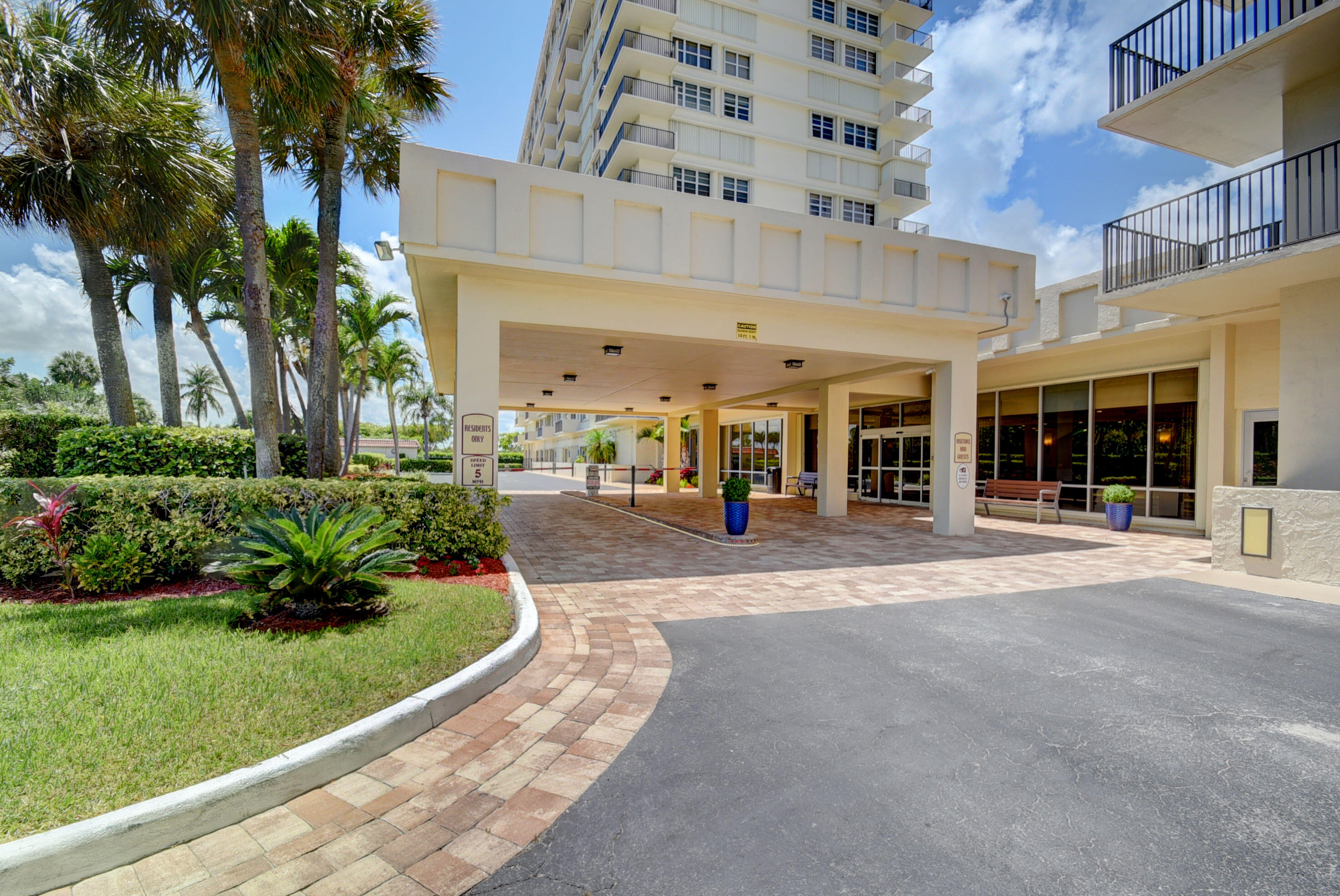 2121 North Ocean Boulevard, Unit 608W Boca Raton, FL 33431 - Photo 30 of 62 Porte-cochere