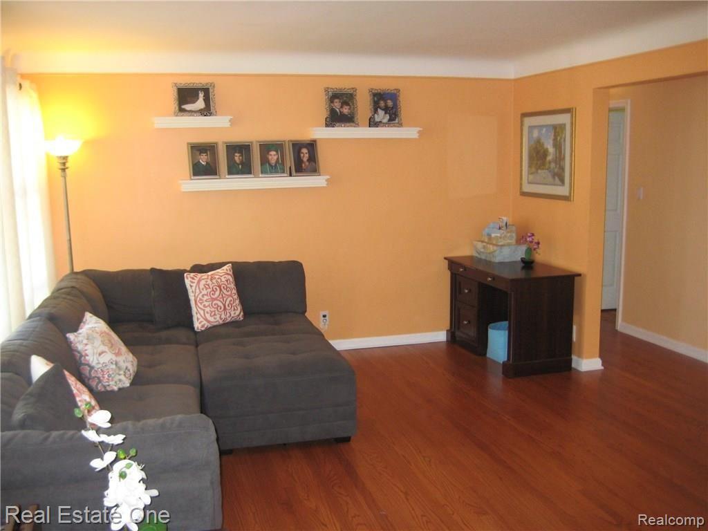16940 Thirteen Mile Road Franklin, MI 48025 - Photo 5 of 41 LIVING ROOM.JPG
