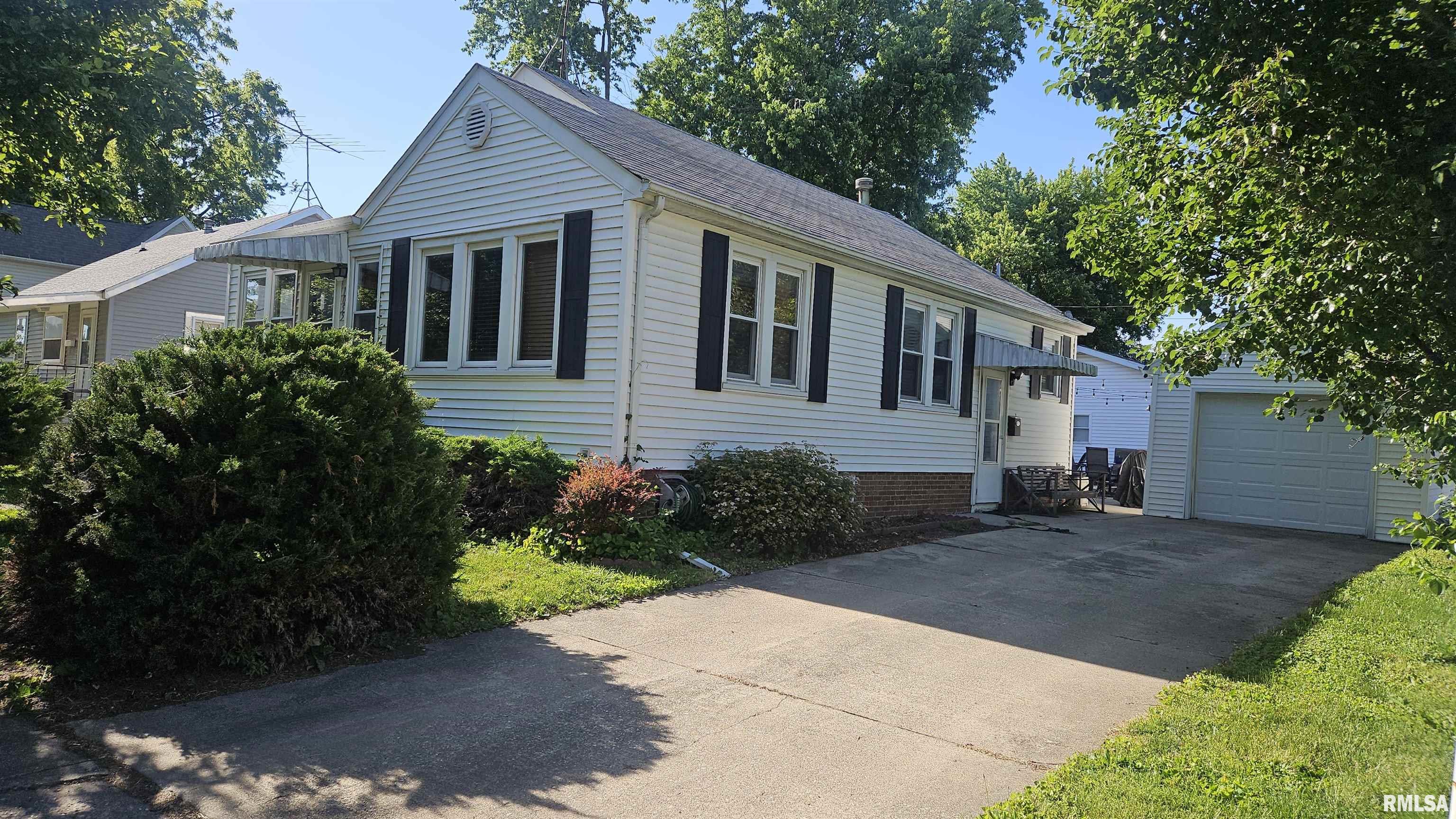 1055 East Elm Street Canton, IL 61520 - Photo 2 of 31