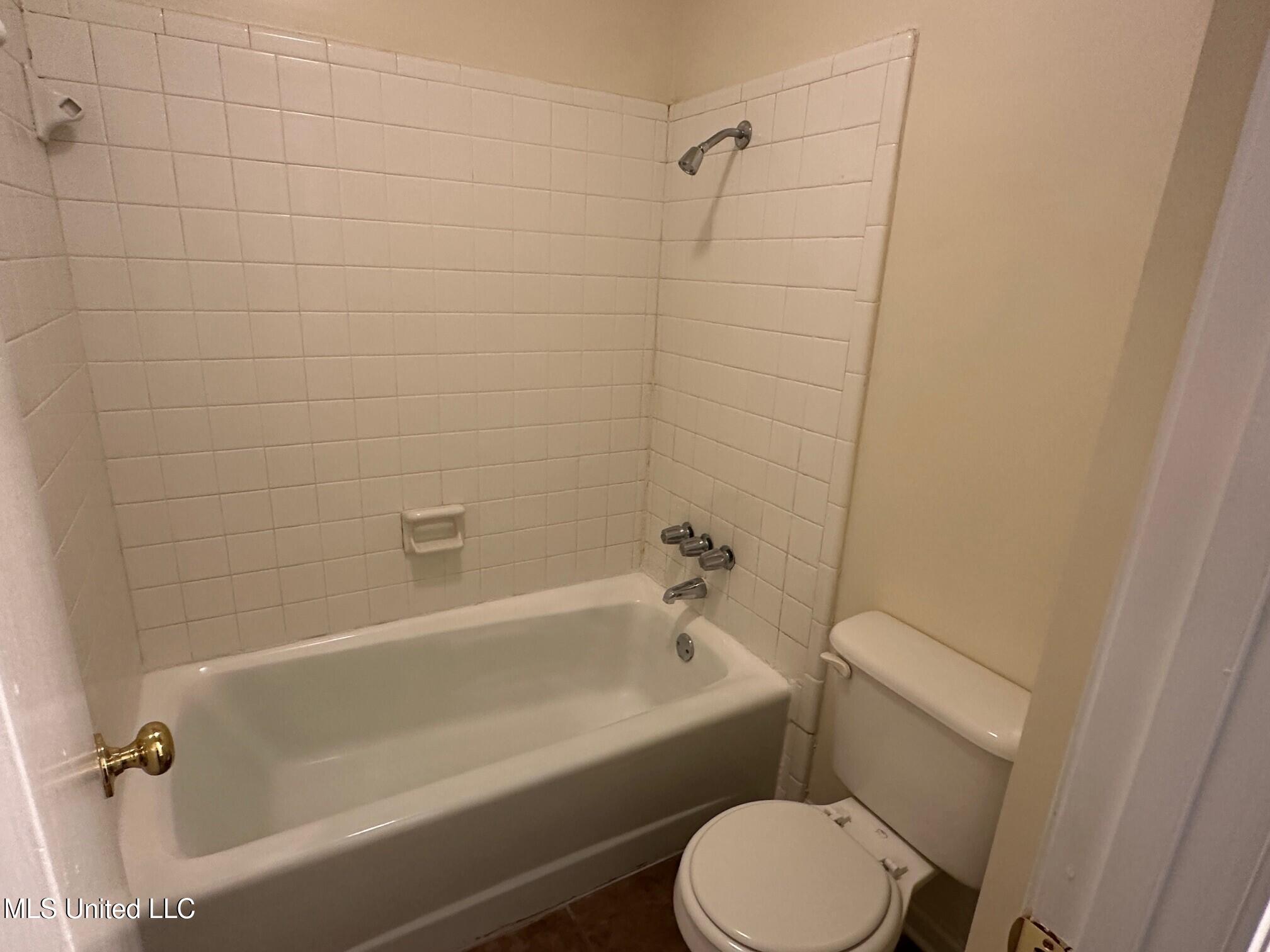 1007 Maple Street Cleveland, MS 38732 - Photo 8 of 18 Bathroom Closer