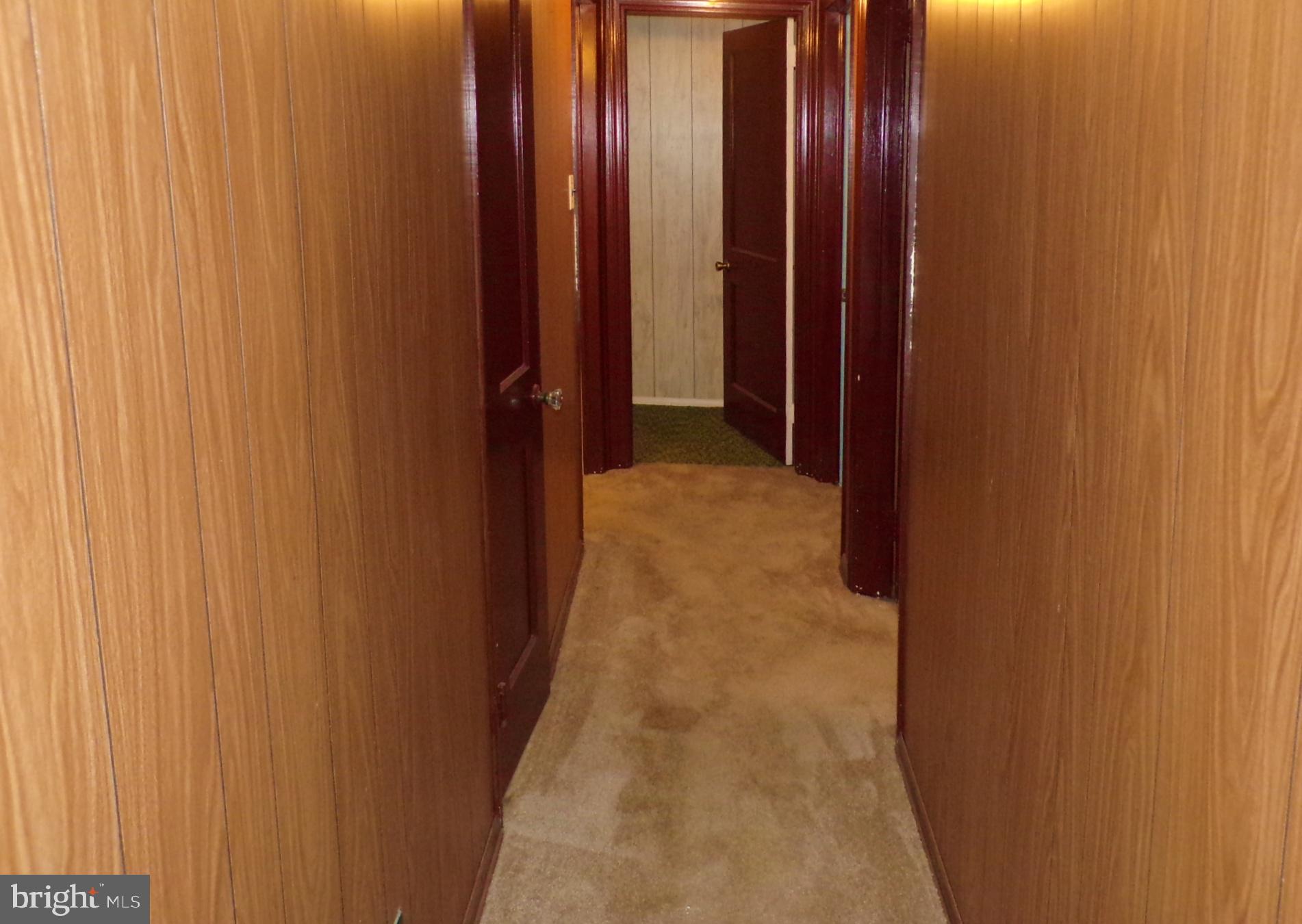 25 Lea Road New Castle, DE 19720 - Photo 12 of 33 25 Lea Rd - Hallway